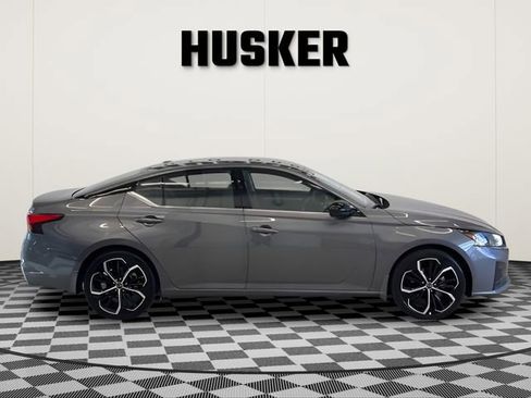 Used 2025 Nissan Altima 2.5 SR image 2