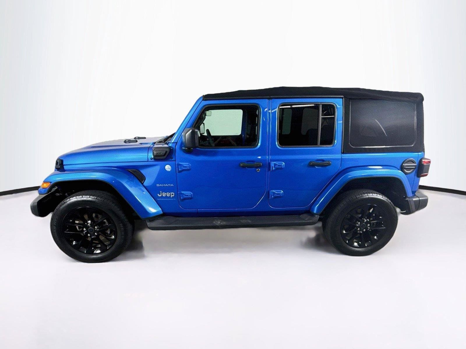 Used 2024 Jeep Wrangler Unlimited Sahara w/ Technology Group AWD/4WD image 2
