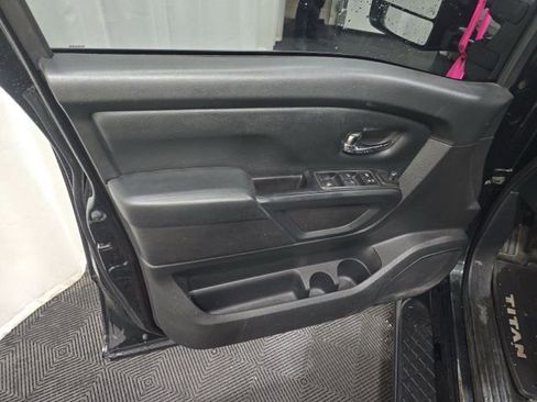 Used 2018 Nissan Titan XD image 14