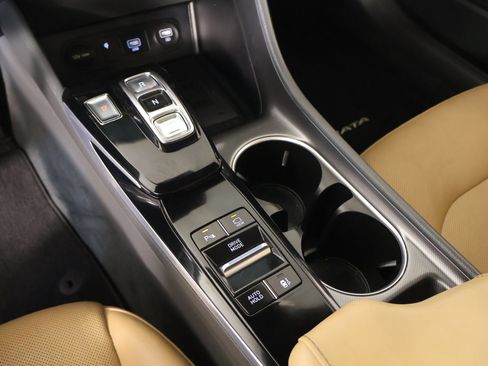 Used 2020 Hyundai Sonata Limited w/ Preferred Accessory Package FWD image 9