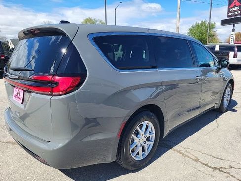 Used 2023 Chrysler Pacifica Touring-L FWD image 7