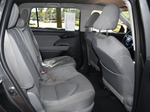 Used 2021 Toyota Highlander LE AWD/4WD image 17