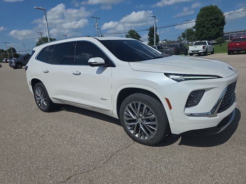 Used 2025 Buick Enclave Avenir FWD image 2