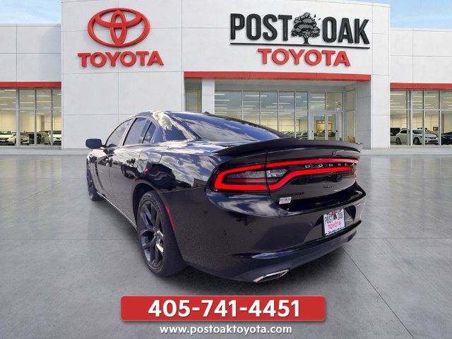 Used 2019 Dodge Charger SXT w/ Blacktop Package RWD image 4