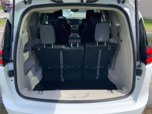 Used 2023 Chrysler Pacifica Touring-L image 12
