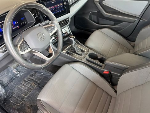Used 2025 Volkswagen Jetta SE FWD image 9