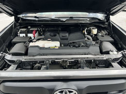 Used 2022 Toyota Tundra SR5 w/ SR5 Convenience Package AWD/4WD image 25