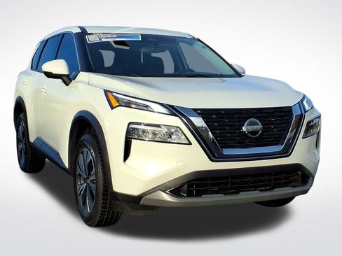 Used 2021 Nissan Rogue SV image 2