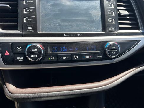 Used 2016 Toyota Highlander Limited AWD/4WD image 32