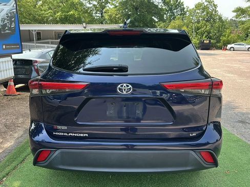 Used 2021 Toyota Highlander LE FWD image 6