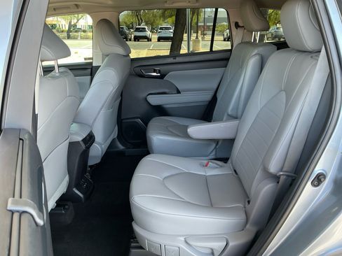 Used 2023 Toyota Highlander XLE FWD image 17