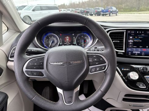 Used 2024 Chrysler Pacifica Touring-L FWD image 25