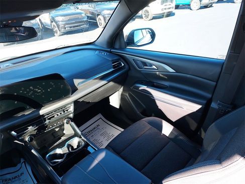 Used 2025 Chevrolet Traverse LT image 11