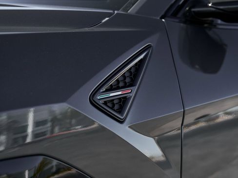 Used 2025 Lamborghini Urus SE image 8