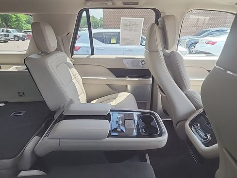 Used 2021 Lincoln Navigator L Reserve w/ Luxury Package AWD/4WD image 12