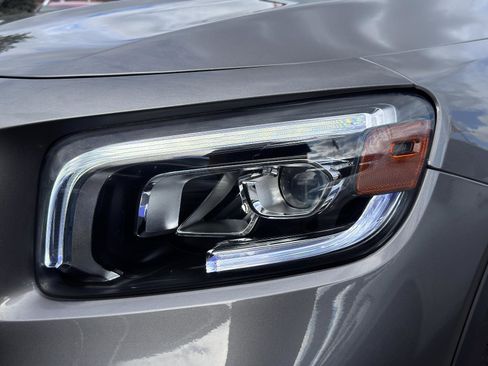 Used 2021 Mercedes-Benz GLB 250 4MATIC image 11