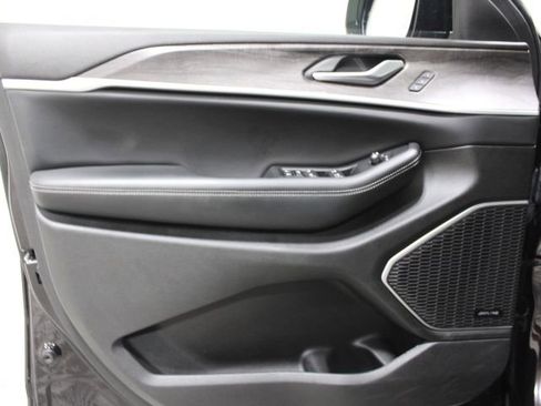Used 2023 Jeep Grand Cherokee L Limited w/ Luxury Tech Group II AWD/4WD image 18
