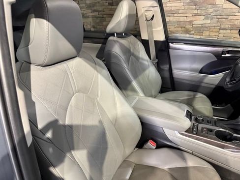 Used 2021 Toyota Highlander Platinum AWD/4WD image 4