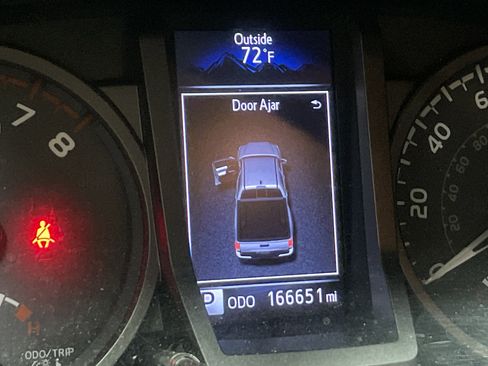 Used 2019 Toyota Tacoma TRD Off-Road AWD/4WD image 7
