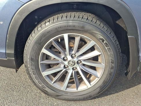 Used 2019 Toyota Highlander XLE w/ Carpet Mat Package (TMS) image 9