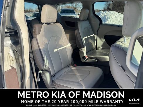 Used 2017 Chrysler Pacifica Touring-L image 33