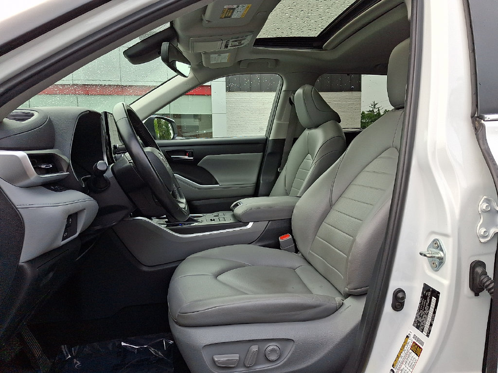 Used 2023 Toyota Highlander XLE AWD/4WD image 14