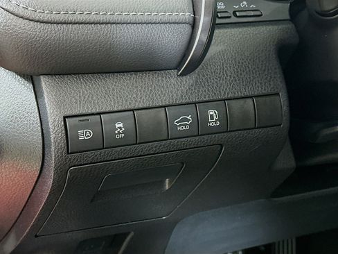 Used 2020 Toyota Camry SE image 10