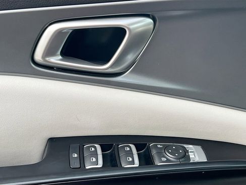 Used 2024 Kia Carnival LX FWD image 17