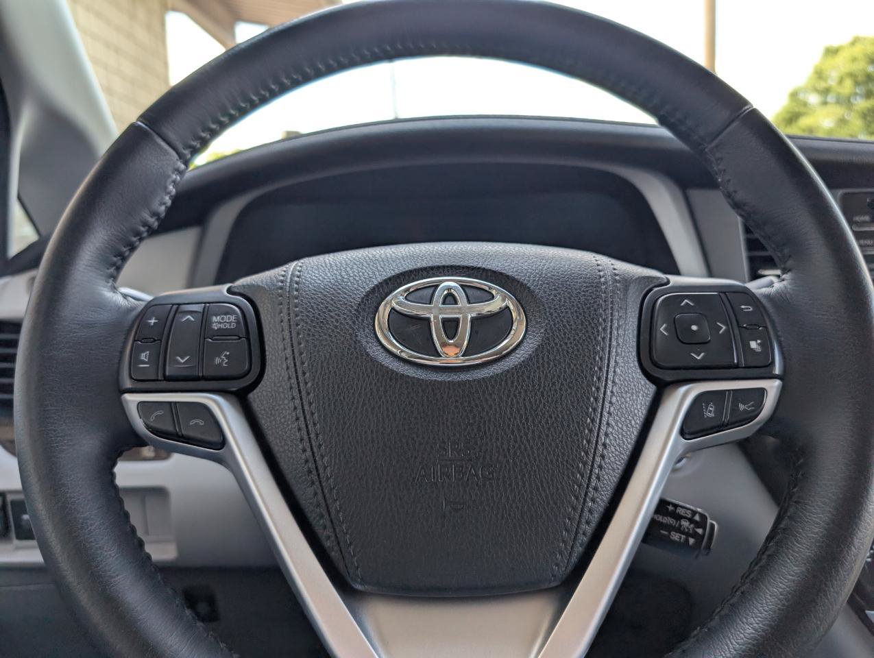 Used 2020 Toyota Sienna XLE w/ XLE Navigation Package FWD image 14