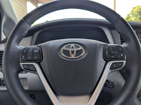 Used 2020 Toyota Sienna XLE w/ XLE Navigation Package FWD image 14