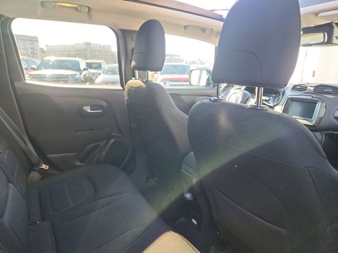 Used 2019 Jeep Renegade Latitude w/ Cold Weather Group image 28