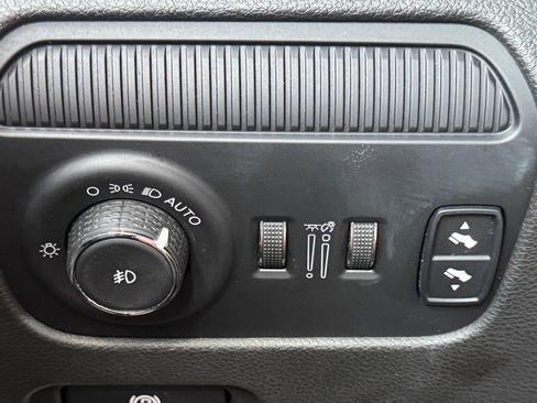 Used 2023 Jeep Wagoneer L Series III w/ Preferred Equipment Group image 18