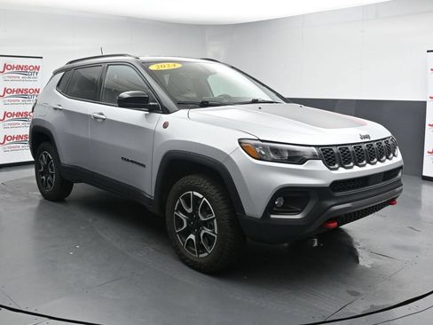 Used 2024 Jeep Compass Trailhawk AWD/4WD image 2