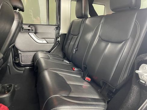 Used 2016 Jeep Wrangler Unlimited Rubicon AWD/4WD image 12