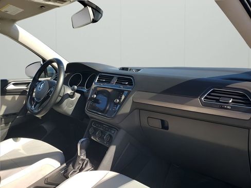 Used 2018 Volkswagen Tiguan SE w/ Panoramic Sunroof Package image 14