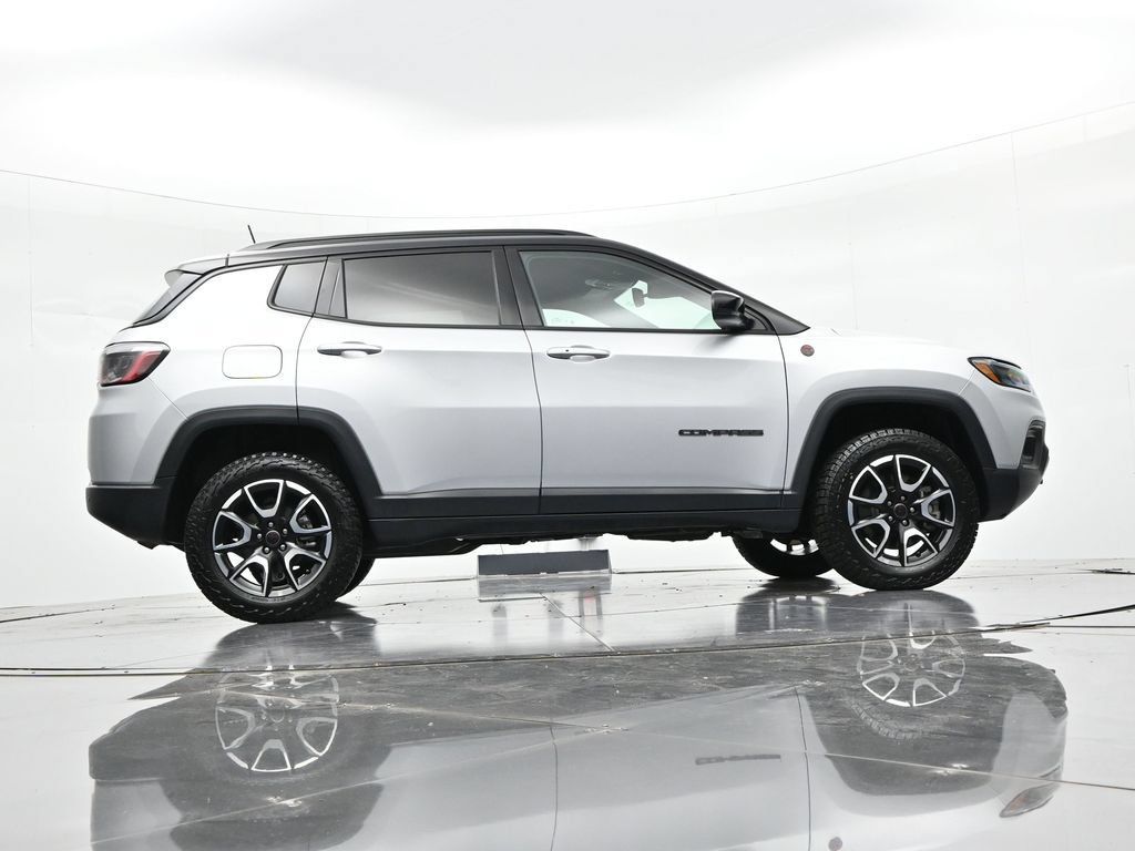 Used 2025 Jeep Compass Trailhawk AWD/4WD image 23