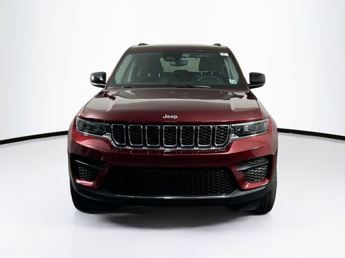 Used 2023 Jeep Grand Cherokee Laredo w/ Luxury Tech Group I AWD/4WD image 2