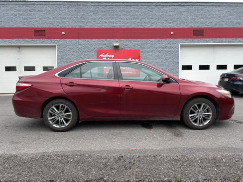Used 2015 Toyota Camry SE w/ Moonroof Package FWD image 2