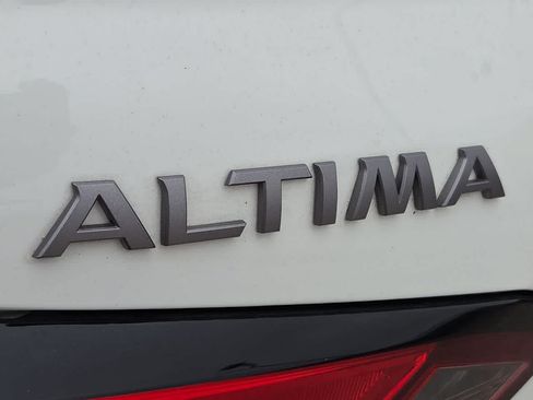 Used 2025 Nissan Altima 2.5 SV FWD image 11
