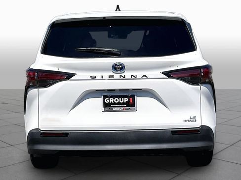 Certified 2022 Toyota Sienna LE FWD image 4