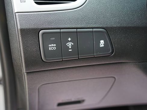 Used 2016 Hyundai Elantra Limited FWD image 12