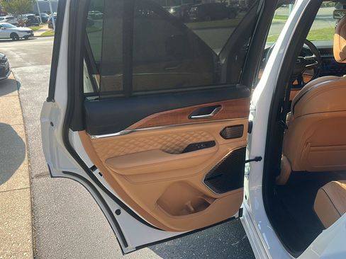 Used 2026 Jeep Grand Cherokee Summit w/ Obsidian Package AWD/4WD image 24