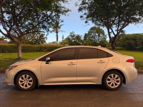 Used 2024 Toyota Corolla LE FWD image 2