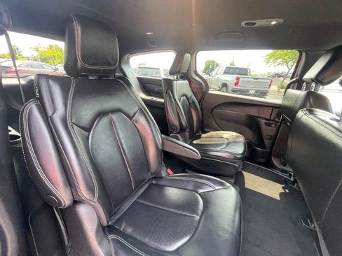 Used 2023 Chrysler Pacifica Touring-L w/ S Appearance Package FWD image 8