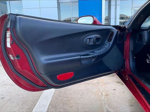 Used 2004 Chevrolet Corvette Coupe w/ Preferred Equipment Group RWD image 17