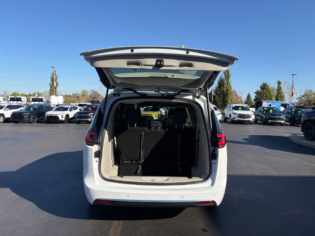 Used 2023 Chrysler Pacifica Touring-L FWD image 17