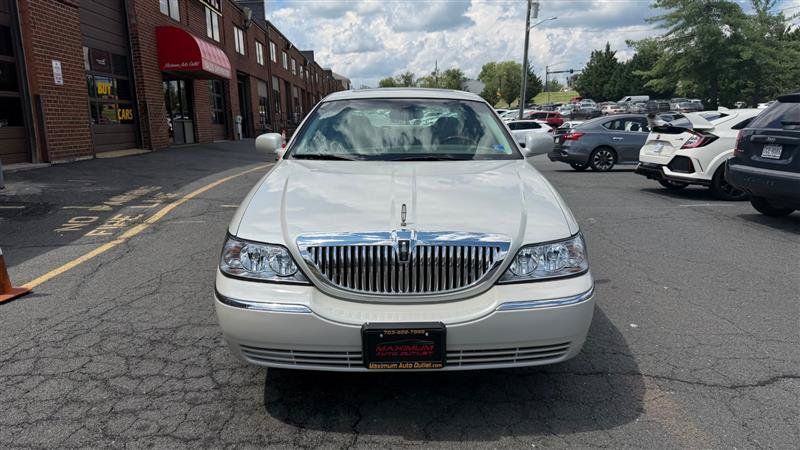 Used 2005 Lincoln Town Car Signature Limited RWD image 2