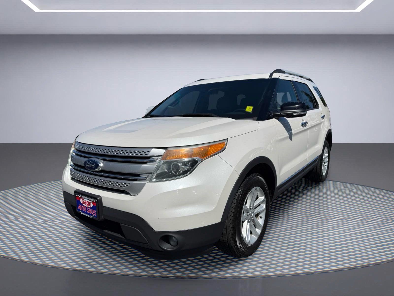 Used 2015 Ford Explorer XLT w/ Equipment Group 202B AWD/4WD image 2