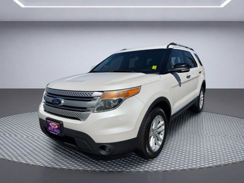 Used 2015 Ford Explorer XLT w/ Equipment Group 202B AWD/4WD image 2