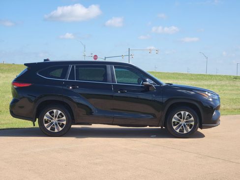 Used 2023 Toyota Highlander XLE FWD image 7